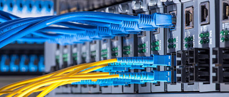 Cables de fibra optica y UTP en panel de red